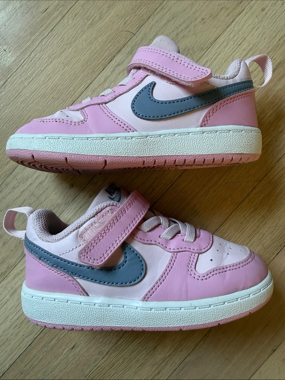 Nike Kids Low-Top Sneakers in Pink with Gray Swoosh